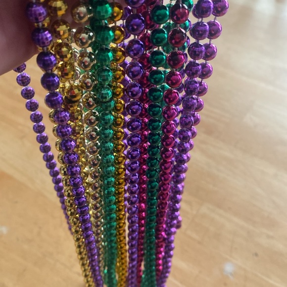 14 strands of Mardi Gras beads. Gold purple green and pink as shown - Picture 4 of 4